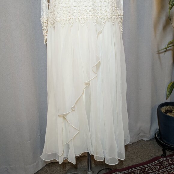 Jessica McClintock Ivory Lace Bridal Gown - Picture 5 of 15